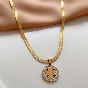 COLAR FITA FINA PINGENTE PLAQUINHA TREVO LISO BORDA ZIRCÔNIAS DOURADO AÇO 316L⭐️