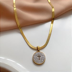 COLAR FITA FINA PINGENTE PLAQUINHA CRUZ ZIRCÔNIAS DOURADO AÇO 316L⭐️