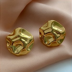 BRINCO BOTÃO MARTELADO DOURADO AÇO 316L⭐️