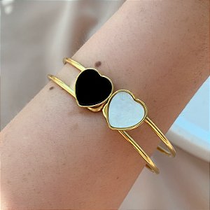PULSEIRA / BRACELETE FIO DUPLO CORAÇÕES RESINADOS PRETO E BRANCO DOURADO AÇO 316L⭐️