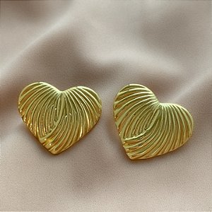 BRINCO CORAÇÃO RISCADO DESENHADO DOURADO AÇO 316L⭐️