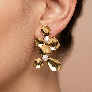 BRINCO FLOR DUPLA ASSIMÉTRICA BOTÃO PÉROLA DOURADO AÇO 316L⭐️