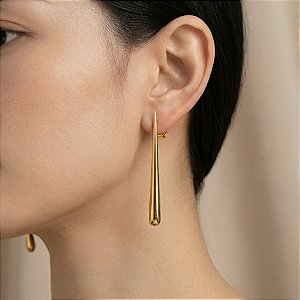 BRINCO GOTA FINA ALONGADA DOURADO AÇO 316L⭐️