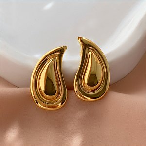 BRINCO VÍRGULA MEIO BOLEADO DOURADO AÇO 316L⭐️