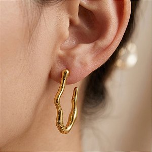 BRINCO ARGOLA LONGA ORGÂNICA DOURADO AÇO 316L⭐️