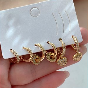 BRINCO KIT ARGOLINHAS LISAS E ZIRCÔNIAS CORAÇÃO CRAVEJADO BIJU