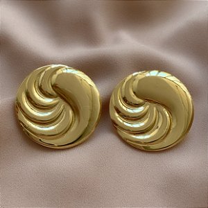 BRINCO REDONDO METADE LISO E METADE DESENHADO DOURADO AÇO 316L⭐️