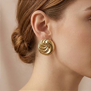 BRINCO REDONDO METADE LISO E METADE DESENHADO DOURADO AÇO 316L⭐️