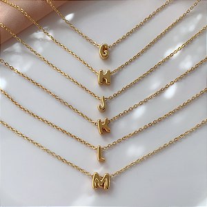 COLAR PINGENTE LETRA DELICADA G-M DOURADO AÇO 316L⭐️