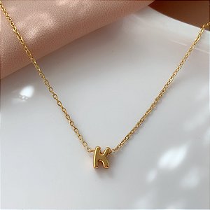COLAR PINGENTE LETRA DELICADA G-M DOURADO AÇO 316L⭐️