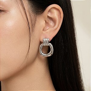 BRINCO QUADRADO VAZADO BOLEADO DETALHE FIOS VERTICAIS AÇO 316L⭐️