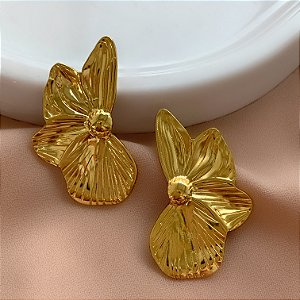BRINCO MEIA FLOR RISCADA DOURADO AÇO 316L⭐️