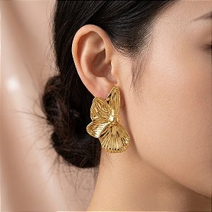 BRINCO MEIA FLOR RISCADA DOURADO AÇO 316L⭐️