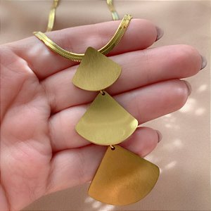 COLAR FITA FINA PINGENTES LEQUES LISOS DOURADO AÇO 316L⭐️