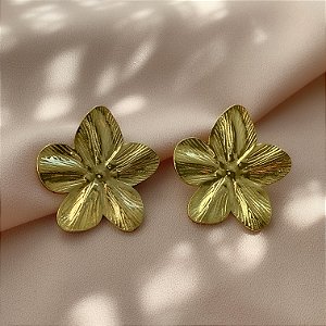 BRINCO FLOR RISCADO DELICADO DOURADO AÇO 316L⭐️