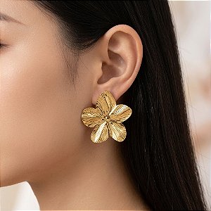 BRINCO FLOR RISCADO DELICADO DOURADO AÇO 316L⭐️
