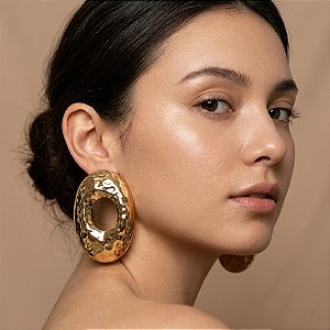 BRINCO MAXI OVAL MARTELADO VAZADO BIJU