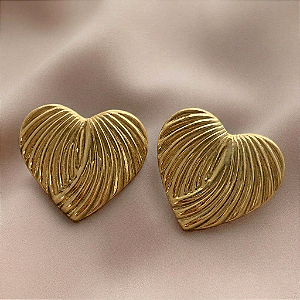 BRINCO CORAÇÃO G RISCADO DESENHADO DOURADO AÇO 316L⭐️