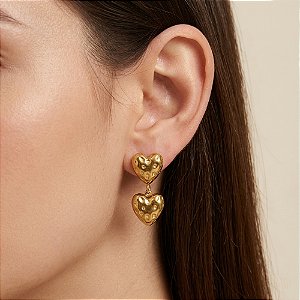 BRINCO CORAÇÕES BOLEADOS TEXTURIZADOS DOURADO AÇO 316L⭐️