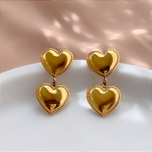 BRINCO CORAÇÕES BORDA DETALHADA DOURADO AÇO 316L⭐️