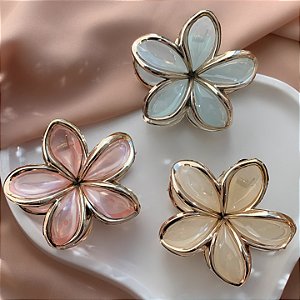 PRESILHA FLOR DELICADA PRATEADA BIJU