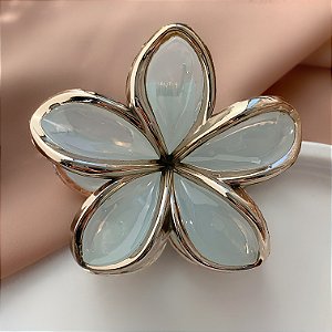 PRESILHA FLOR DELICADA PRATEADA BIJU