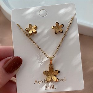 COLAR E BRINCO KIT FLORZINHA TEXTURIZADA DOURADO AÇO 316L⭐️