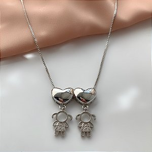 COLAR CORAÇÃO LISO COM 2 MENINAS E MINI ZIRCÔNIAS BIJU