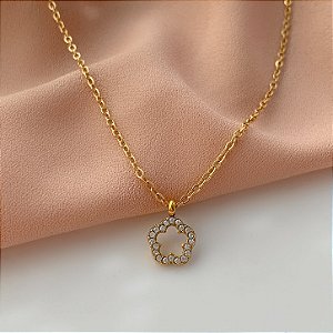 COLAR PINGENTE FORMATO MINI FLOR VAZADA BORDA ZIRCÔNIAS DOURADO AÇO 316L⭐️