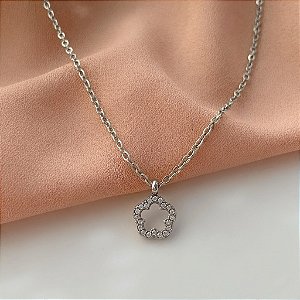 COLAR PINGENTE FORMATO MINI FLOR VAZADA BORDA ZIRCÔNIAS AÇO 316L⭐️