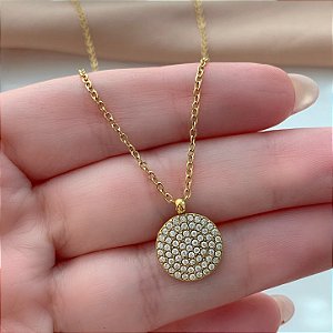 COLAR PINGENTE PLAQUINHA REDONDA ZIRCÔNIAS DOURADO AÇO 316L⭐️