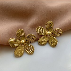 BRINCO FLOR DELICADA PÉTALAS RISCADAS DOURADO AÇO 316L⭐️
