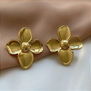 BRINCO FLOR DELICADA PÉTALAS LISAS DOURADO AÇO 316L⭐️