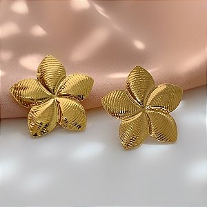 BRINCO FLOR RISCADA DOURADO AÇO 316L⭐️