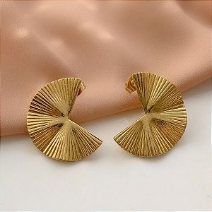 BRINCO LEQUE PLISSADO DELICADO DOURADO AÇO 316L⭐️