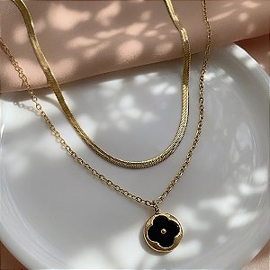 COLAR DUPLO FITA FINA TREVO RESINADO DOURADO AÇO 316L⭐️