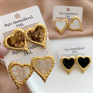 BRINCO CORAÇÃO BORDA TEXTURIZADA MADREPÉROLA DOURADO AÇO 316L⭐️