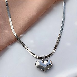 COLAR FITA FINA PINGENTE CORAÇÃO LARGO BOLEADO AÇO 316L⭐️
