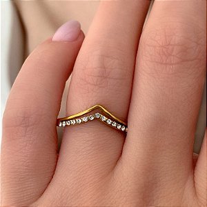 ANEL COM ZIRCÔNIAS PONTIAGUDO DOURADO AÇO 316L⭐️