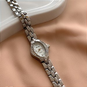 RELÓGIO FEMININO OVAL COM STRASS PRATEADO BIJU