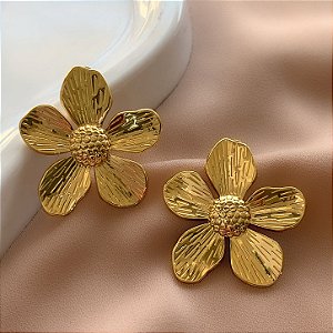 BRINCO FLOR RISCADA DOURADO AÇO 316L⭐️