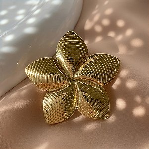 BROCHE FLOR RISCADA DOURADO AÇO 316L⭐️