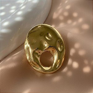 BROCHE OVAL MARTELADO DOURADO AÇO 316L⭐️