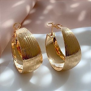 BRINCO ARGOLA LARGA RISCADA DOURADO AÇO 316L⭐️
