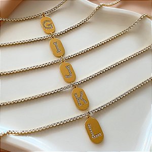 COLAR RIVIERA PLAQUINHA LETRA DOURADO AÇO 316L PREMIUM⭐️(GRUPO2)