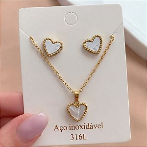 COLAR E BRINCO KIT CORAÇÃO RESINADO DELICADA DOURADO AÇO 316L⭐️