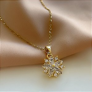 COLAR PINGENTE FLOR DETALHADA PEDRA ZIRCÔNIA COLOR DOURADO AÇO 316L⭐️