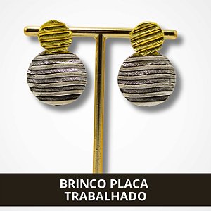 Brinco de Chapa Trabalhado Duas Cores