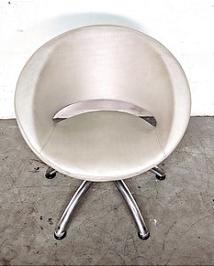 Poltrona Decorativa Com Base Em Inox fixa para