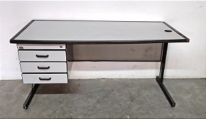Escrivaninha para escritorio com 3 gavetas seminovo em mdf e metal